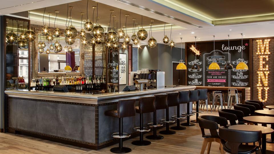 Premier Inn Frankfurt bar