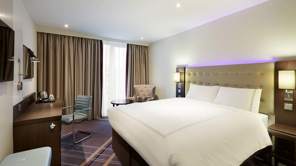 Premier Inn Frankfurt standard room