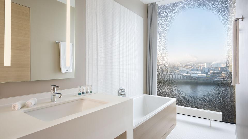 The Westin Hamburg panorama premium suite waterkant bathroom